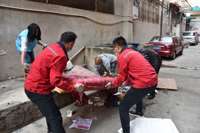 安装股份公司参与街道整治清理活动