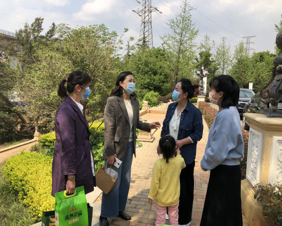 路面公司暖心慰问老挝片区项目职工及家属