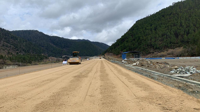 ​香丽高速级配碎石底基层试验段摊铺完成