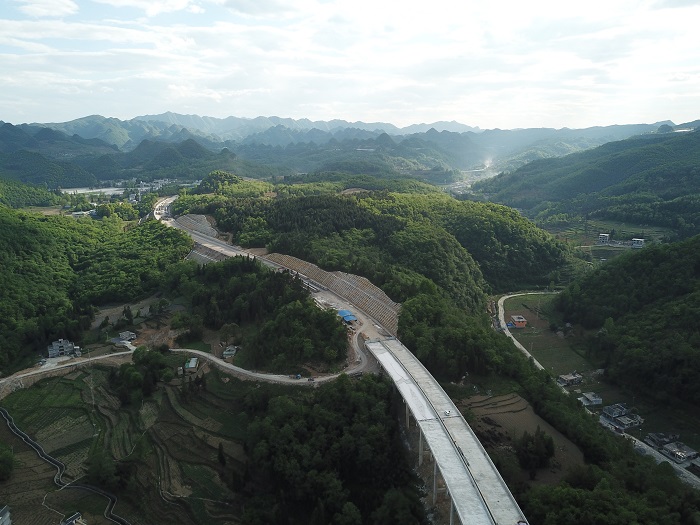 ​昭泸高速三标段迎来现场观摩团