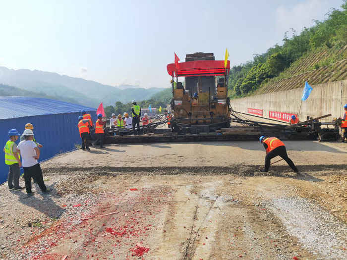 元蔓高速（红河段）路面四工区启动路面施工