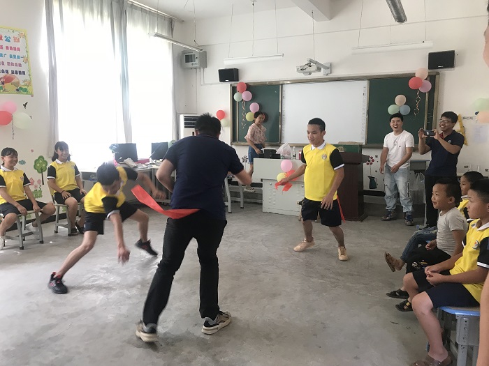 基投公司红河州南部高速项目青年与“折翼”天使共度“六一”