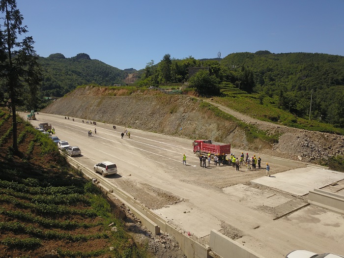 昭泸高速三标通过路基中间交工验收