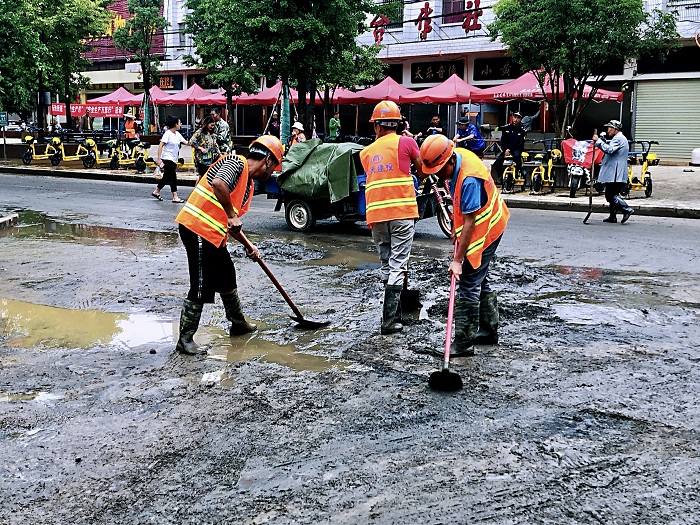 安装股份阳宗海项目帮助社区居民清理淤泥