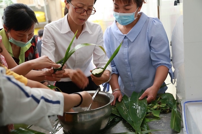 有色十四冶为一线职民工送上自包米粽
