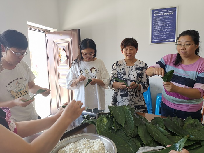 总承包公司租赁分公司组织职工包粽子