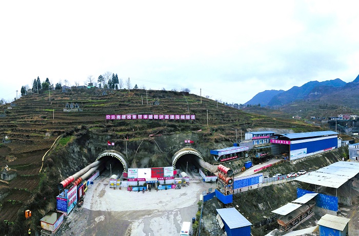 昭泸高速乌峰特长隧道右幅贯通