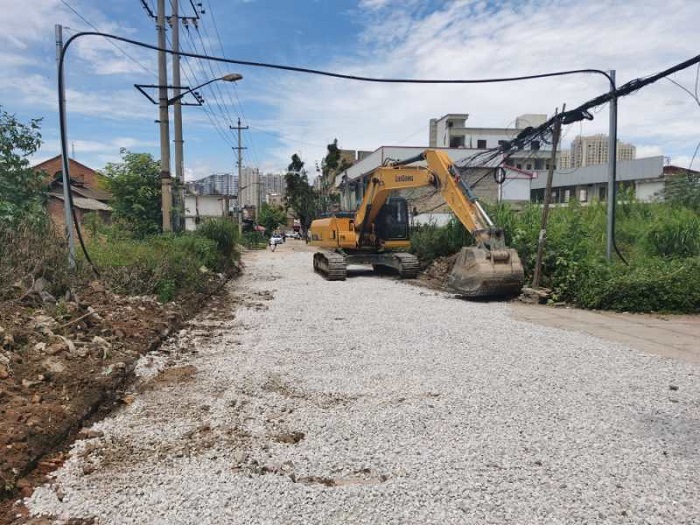 开投公司修补学校出入道路助力高考