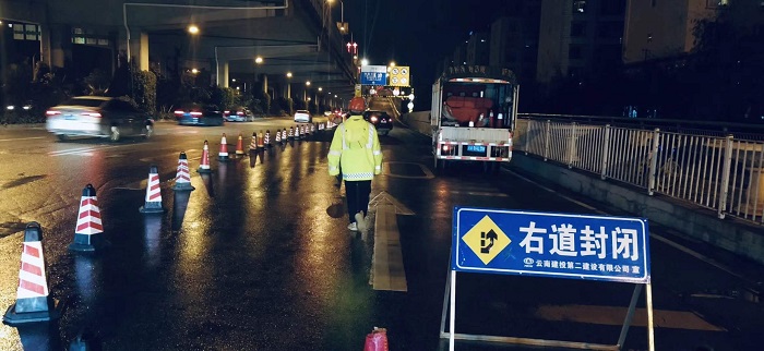 二公司改善项目通行条件助力高考