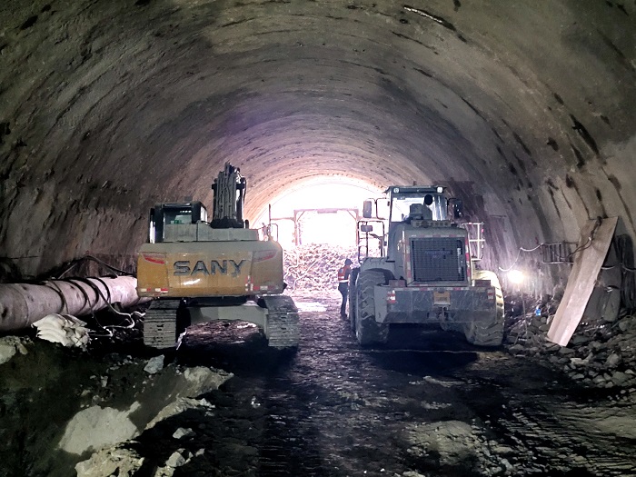 蔓金高速营盘山3号隧道右幅贯通