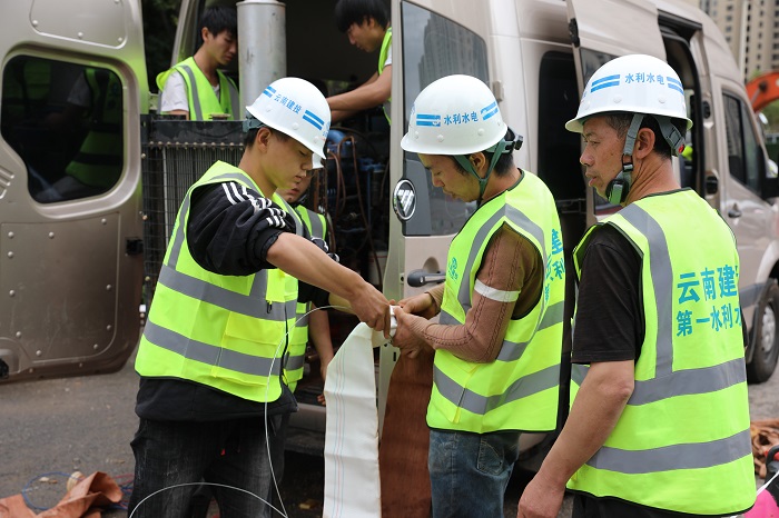 第一水利水电公司积极参与官渡区小清河片区应急抢险