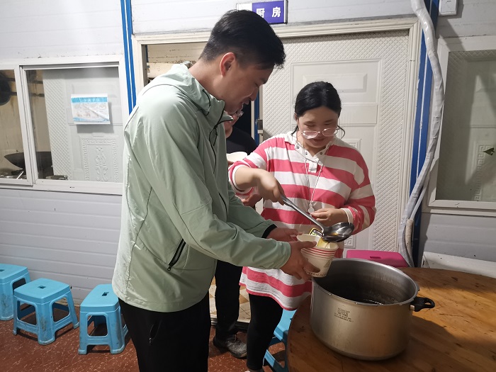 四公司蔓金高速项目部姜汤关怀员工