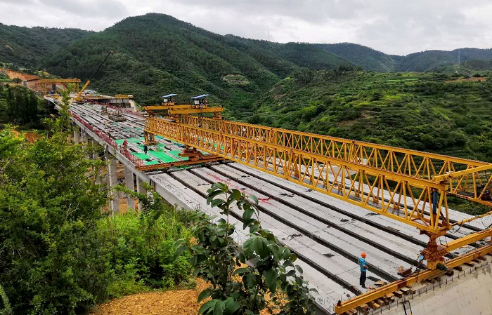 ​弥玉高速象山段玉屏村3号大桥右幅贯通