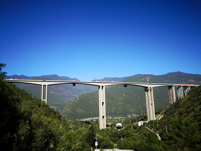 ​香丽高速岩羊1号大桥合龙