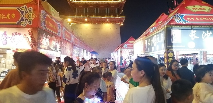 ​慕俄格古城西城门广场夜市受青睐
