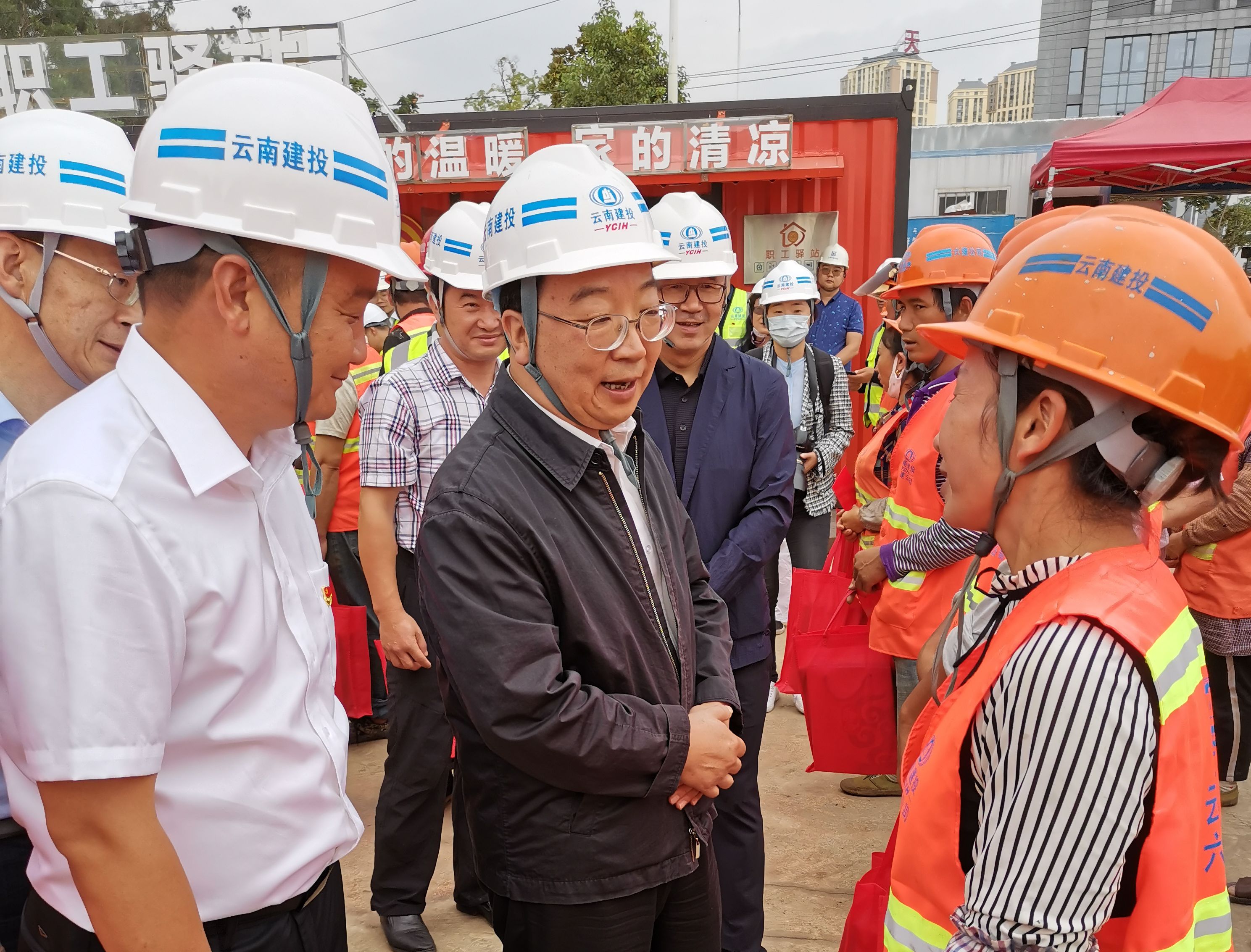省总工会慰问昆明第十四水厂项目一线职民工