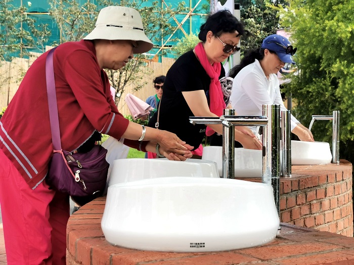 东风韵小镇新添洗手台引导游客勤洗手