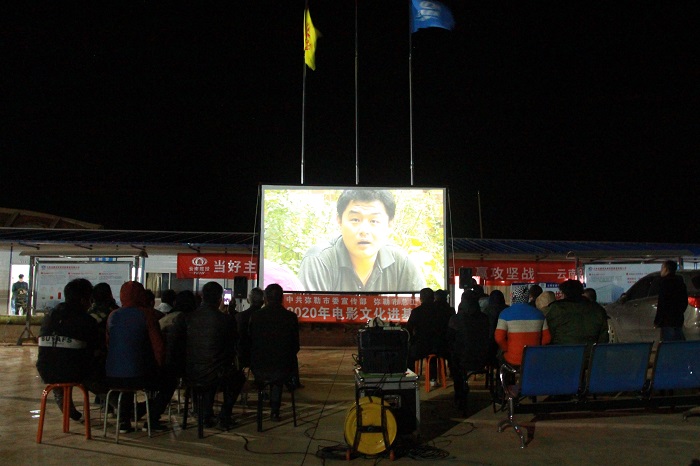 放电影做体检！弥玉高速第一合同段暖心关爱农民工