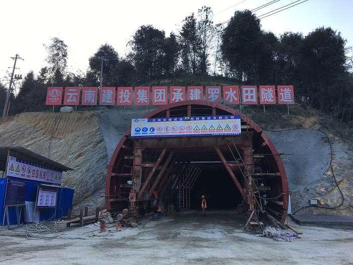 ​湖南芷铜高速罗水田隧道浅埋段顺利掘进