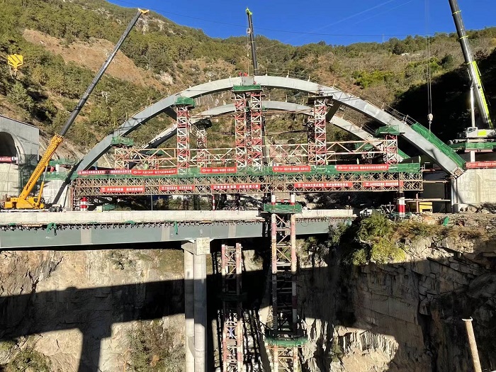 香丽高速虎跳峡地下互通B匝钢箱拱桥合龙