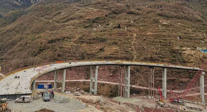 昭泸高速新场立交钢箱梁吊装完成