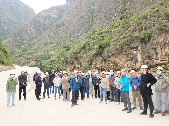 中国岩石力学与工程学会观摩牛栏江红石岩堰塞湖整治工程