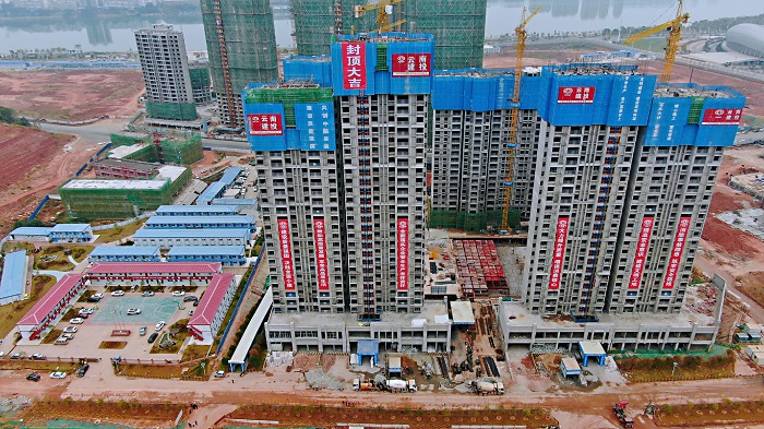 总承包公司江西于都六号搬迁安置项目首栋主体封顶