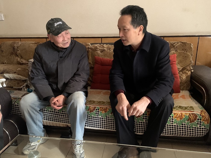 张鹏走访慰问集团老领导老党员和困难职工