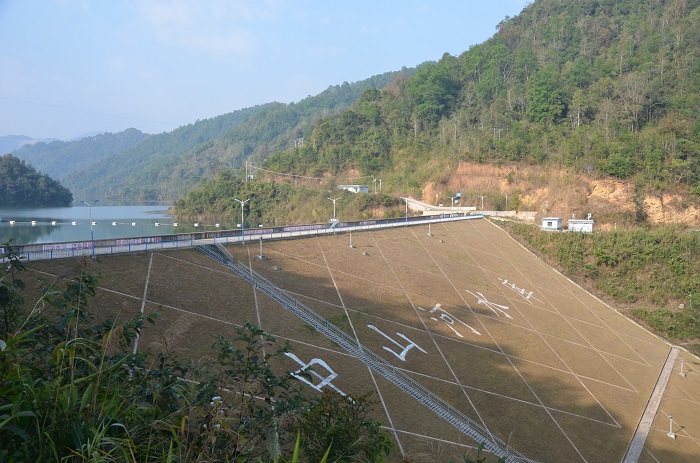 ​双手挖沟抢建设！77户边民在春节前喝上自来水！