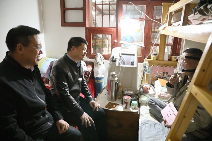 省国资委走访慰问集团困难职工