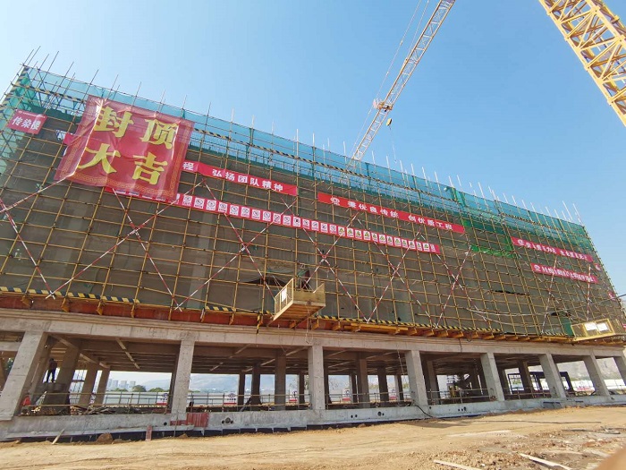 元江县人民医院迁建项目传染楼封顶