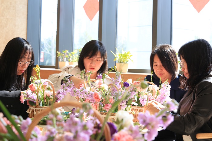 总承包二部开展“春花灿烂 书香三八”主题活动