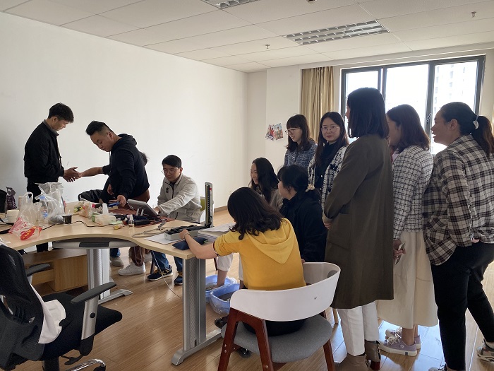 ​海投公司邀请志愿者为职工进行中医理疗