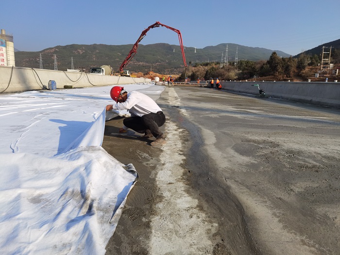 ​鹤剑兰高速路桥面铺装首件工程浇筑完成