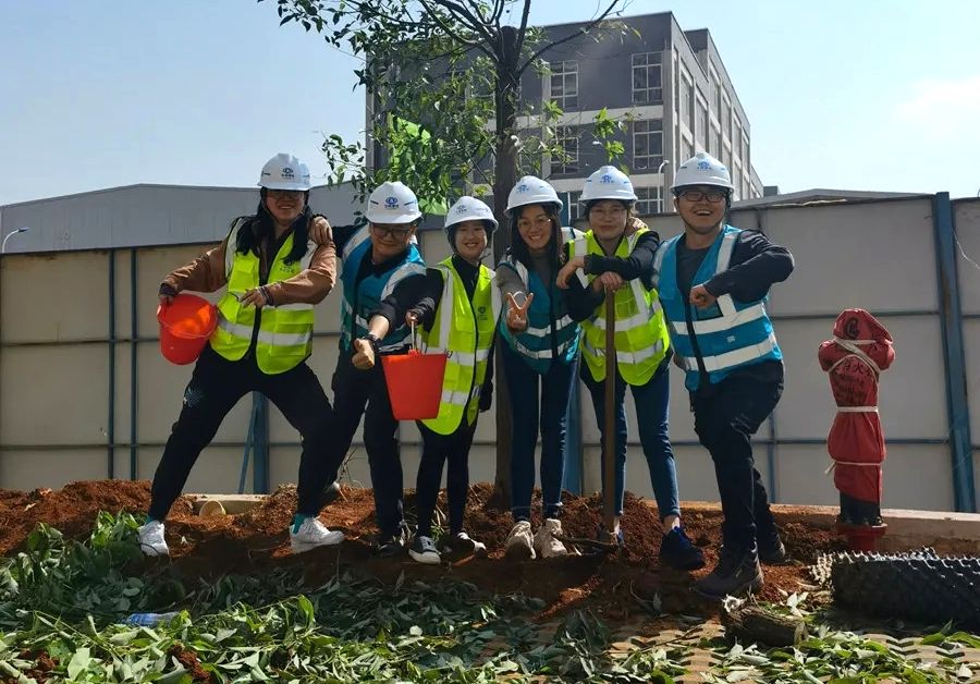 省房康泽公司开展“我为工地添新绿”植树活动