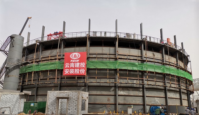 安装股份山东临沂永峰钢铁30万方高炉煤气柜顺利浮升