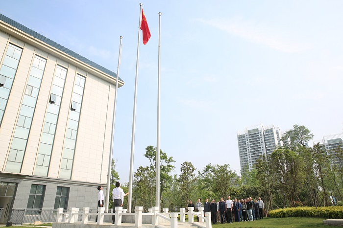 水投公司举行庆祝“五一”劳动节升国旗唱国歌仪式