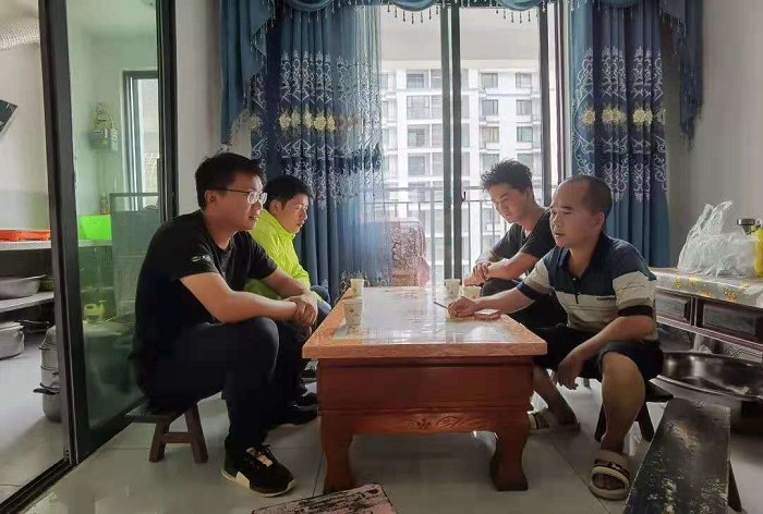 四公司两个基层党支部回访搬迁户