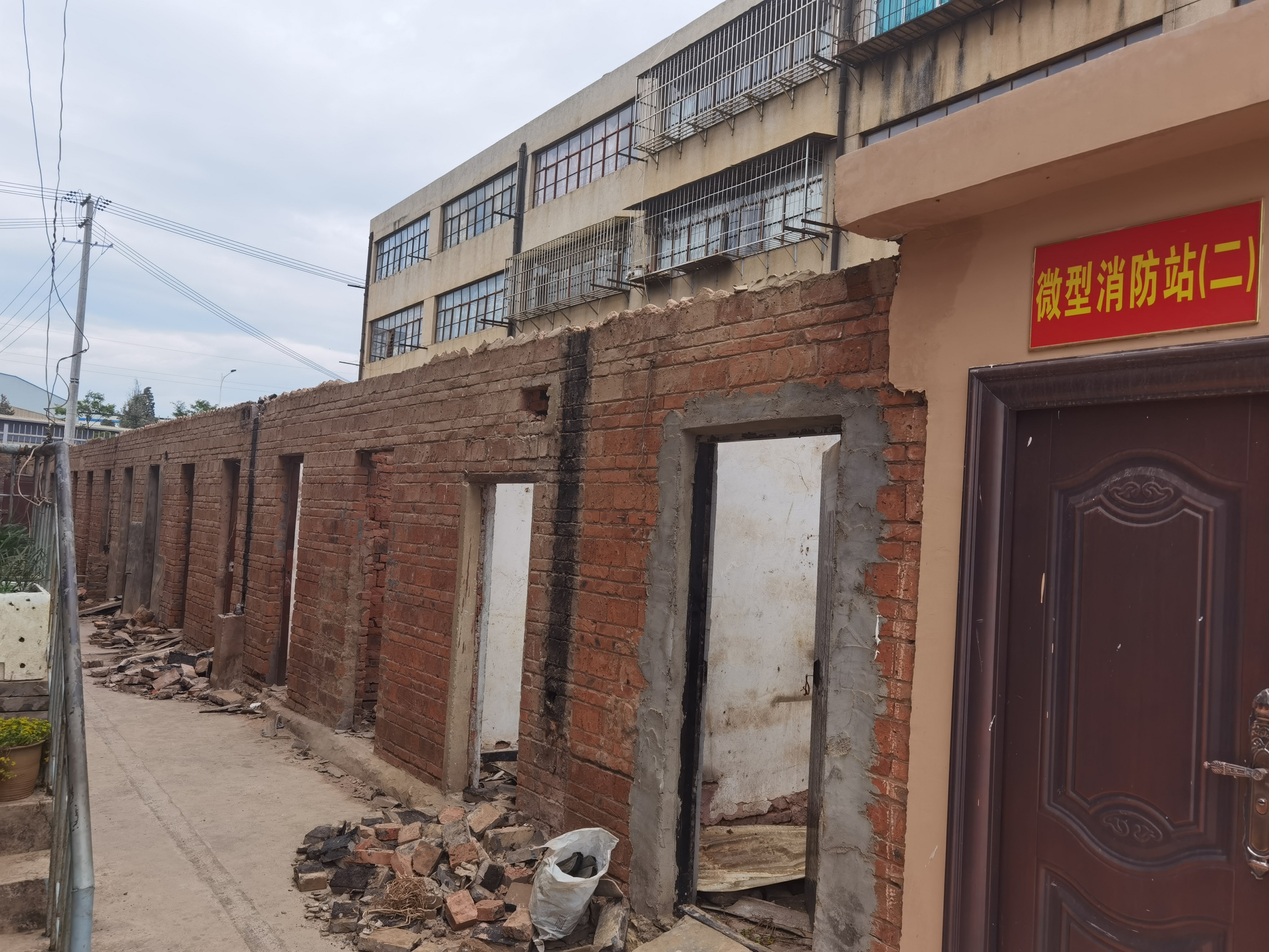 机安公司杨林基地职工生活区拆出消防安全“生命通道”