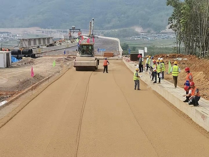永勐高速完成全线首次路基工程转序