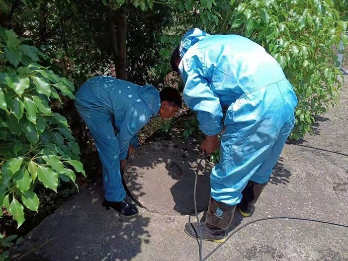 九公司为虹山家属区清洗自来水池