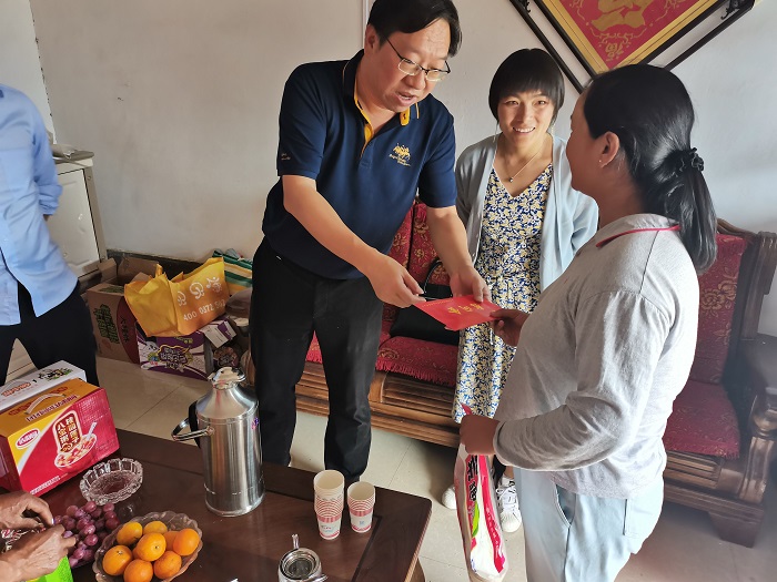 总承包公司探望慰问地震受灾职工家庭