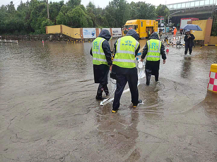 四公司双河湾小区项目排涝抢险保路通