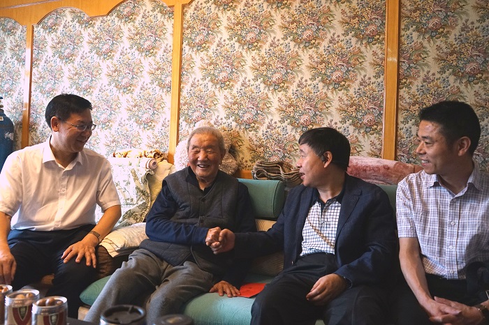 省国资委一级巡视员李明秋走访慰问集团老党员和困难党员