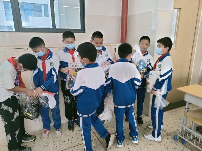 物业公司联合春漫社区为44名孩子圆梦“微心愿”
