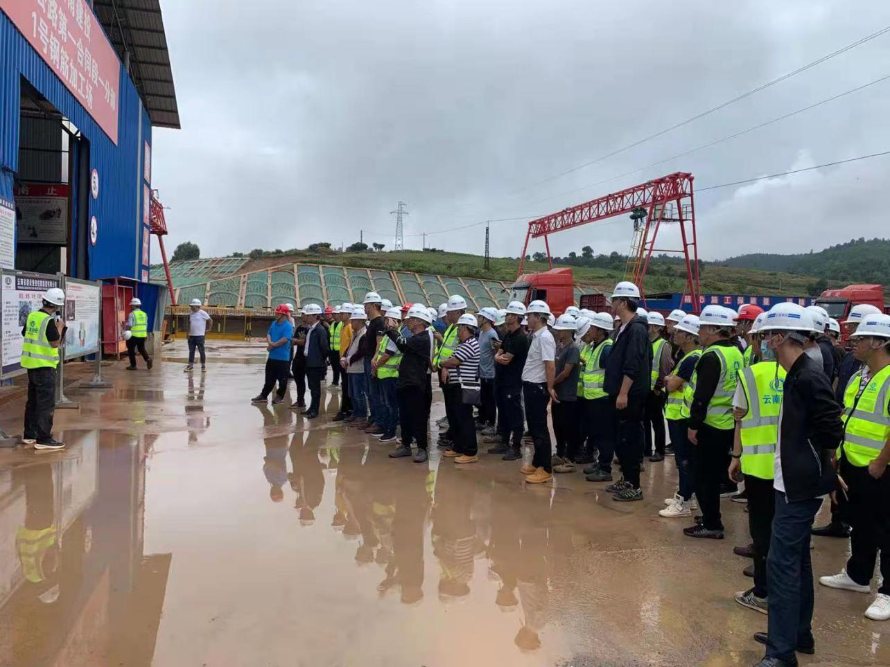集团在弥玉高速项目举办高速公路标准化建设现场观摩会