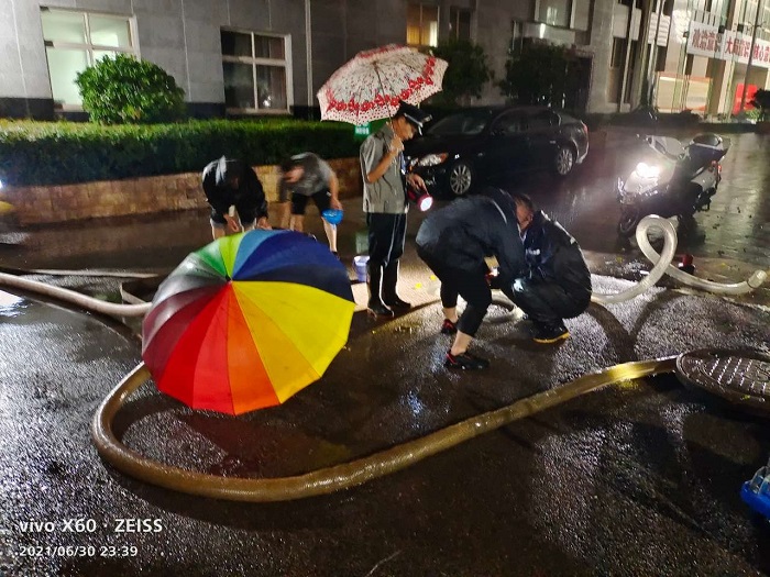 物业公司党员干部在防汛抢险一线践行初心使命