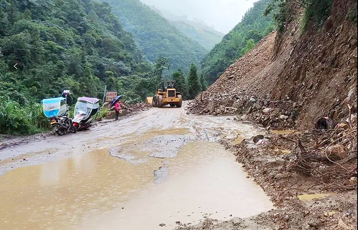 十一公司绿春国道219二分部全力保障汛期道路安全通行
