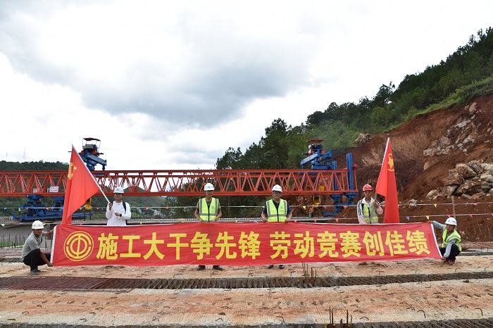 施链高速白岩子大桥全幅贯通
