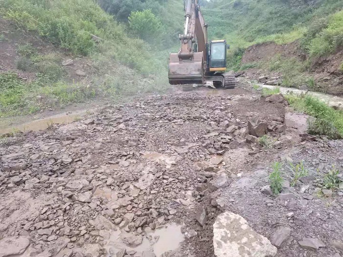 第一水利水电公司帮助镇雄县塘房镇顶拉村修缮道路
